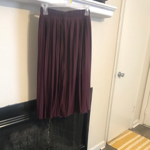 Marroon Pleated Skirt. XS - Picture 5 of 5